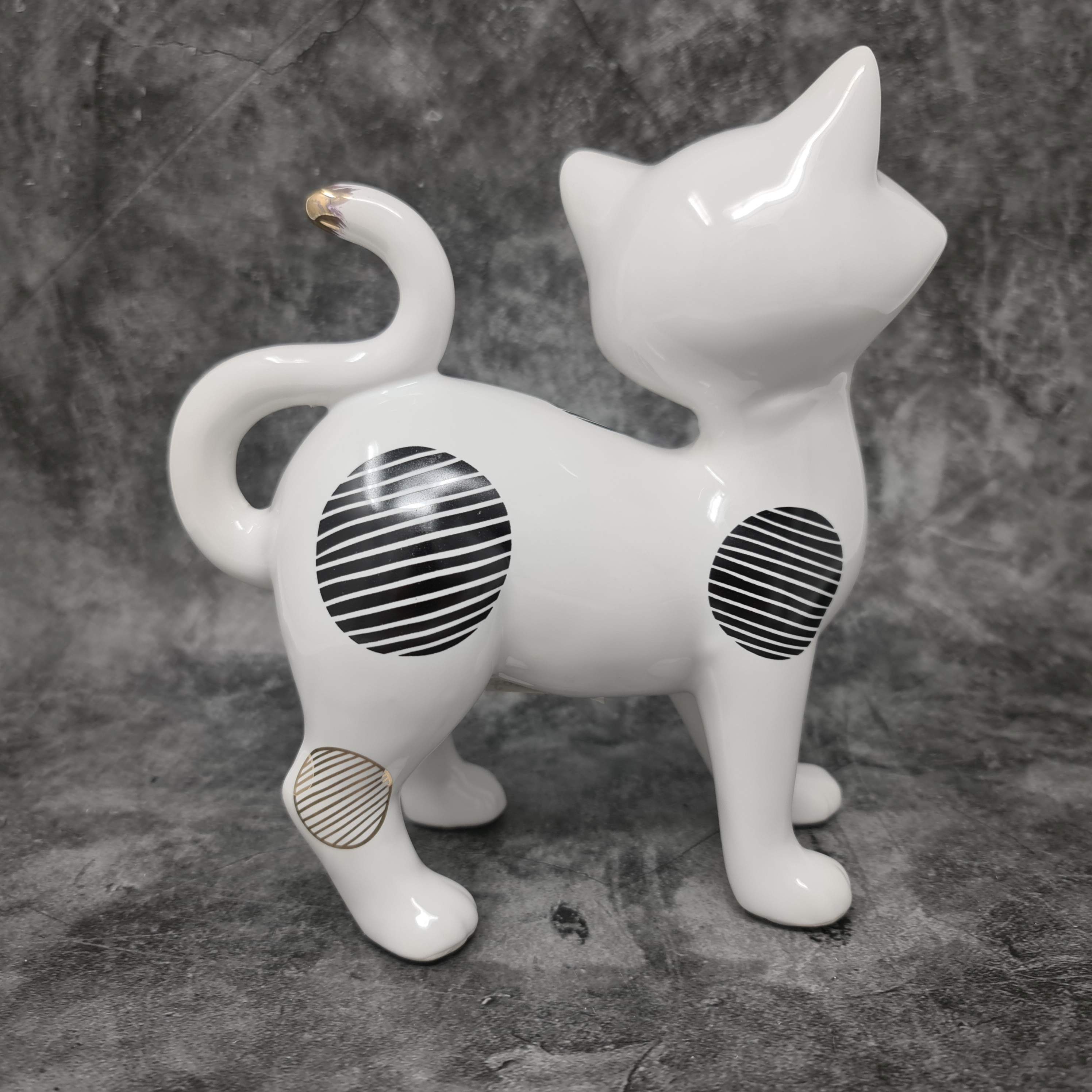 Moderne Skulptur Dekofigur Katze mit Krone aus Keramik schwarz/weiß Höhe 16 cm 